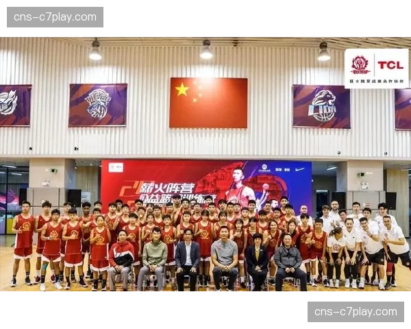 老将易建联现身东莞主场观赛，与昔日队友寒暄引发观众欢呼