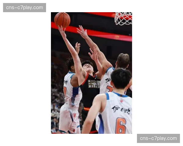 【2026年4月CBA联赛边路渗透与传中效率趋势·赛后·特写特写：终场哨响，输球的新疆队外援克里克与对手拥抱，交流比赛细节