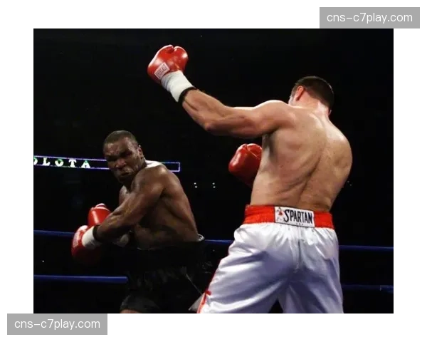 “场边：两位传奇拳王霍亚和特立尼达德在观众席握手，一笑泯恩仇”
